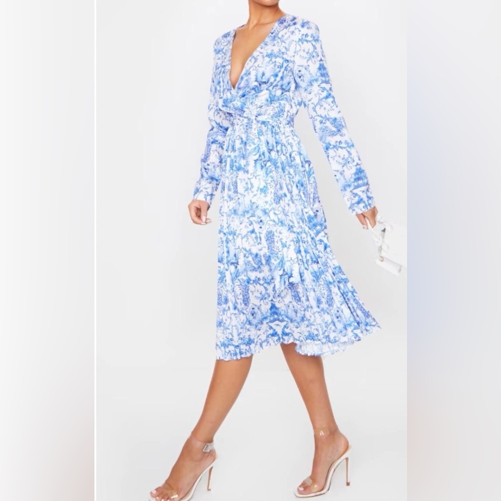 PrettyLittleThing Blue and White Floral Long Sleeve Dress